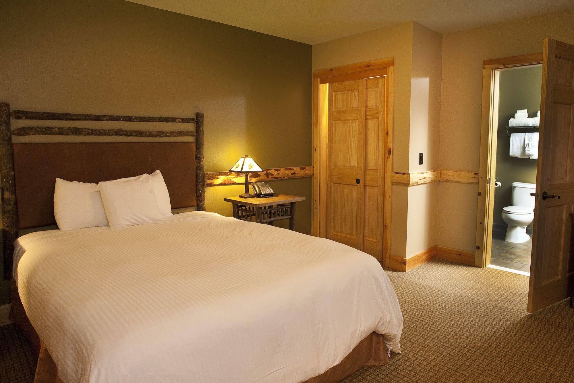 Hope Lake Lodge & Indoor Waterpark Cortland Exterior foto