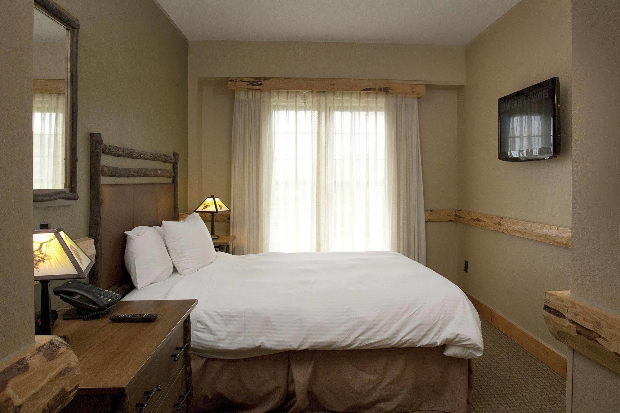 Hope Lake Lodge & Indoor Waterpark Cortland Exterior foto
